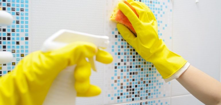 Limpieza de baños, cada cuánto limpiar la pared del baño